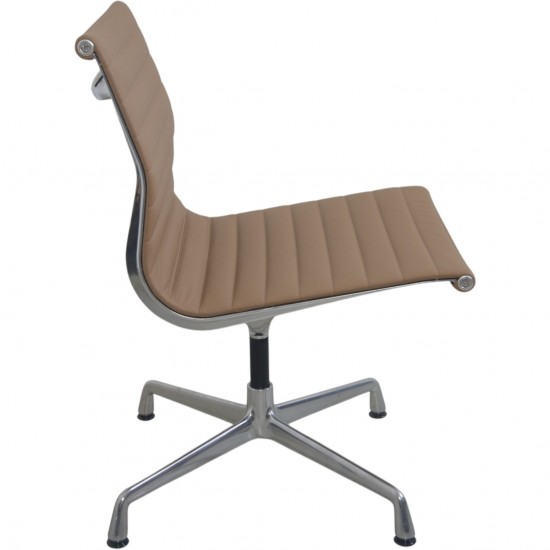 Sæt af 4 Charles Eames EA103 stole i beige læder 2019