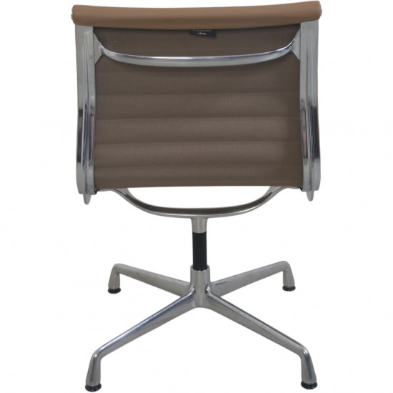 Sæt af 4 Charles Eames EA103 stole i beige læder 2019