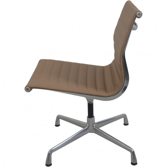 Sæt af 4 Charles Eames EA103 stole i beige læder 2019