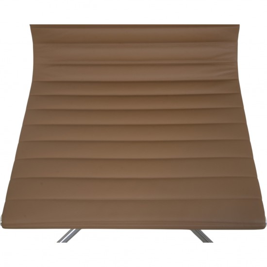 Sæt af 4 Charles Eames EA103 stole i beige læder 2019