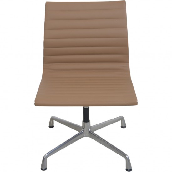Sæt af 4 Charles Eames EA103 stole i beige læder 2019