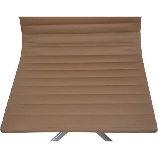 Sæt af 4 Charles Eames EA103 stole i beige læder 2019