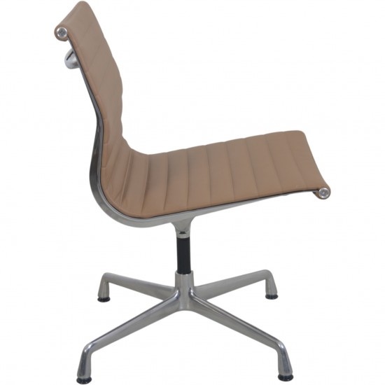 Sæt af 4 Charles Eames EA103 stole i beige læder 2019