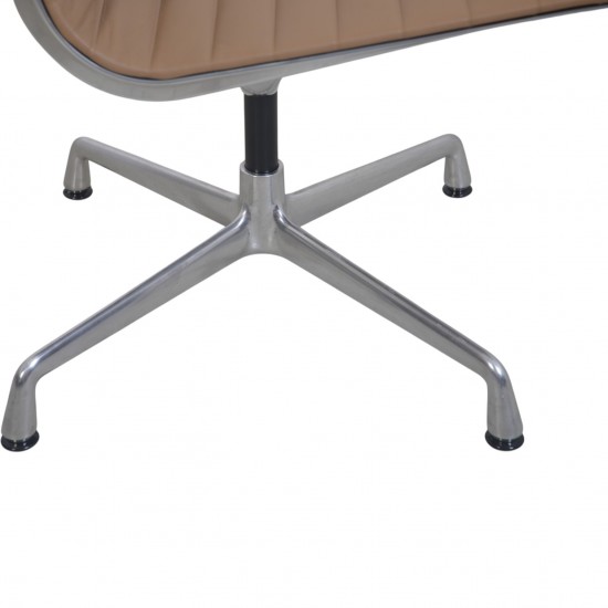Sæt af 4 Charles Eames EA103 stole i beige læder 2019