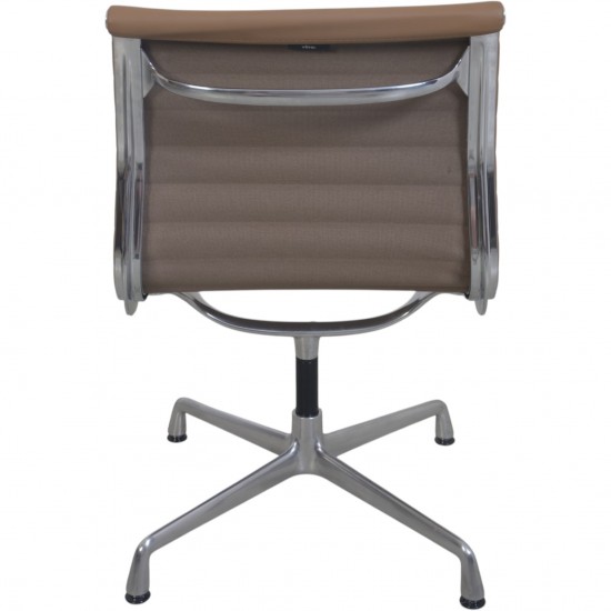 Sæt af 4 Charles Eames EA103 stole i beige læder 2019