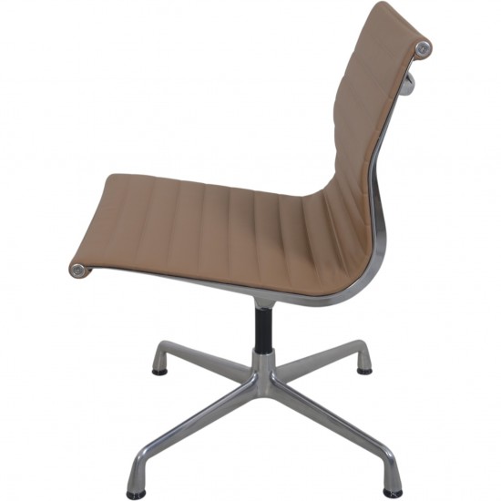 Sæt af 4 Charles Eames EA103 stole i beige læder 2019
