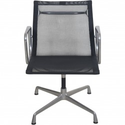 Charles Eames EA108 stol i sort mesh 2011