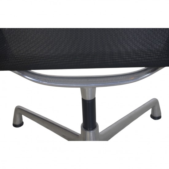 Charles Eames EA108 stol i sort mesh 2011
