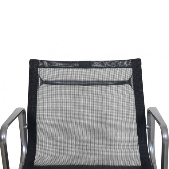 Charles Eames EA108 stol i sort mesh 2011