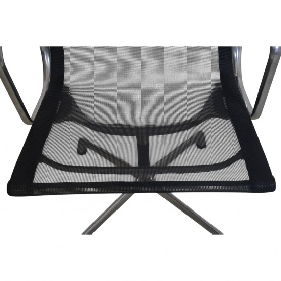 Charles Eames EA108 stol i sort mesh 2011