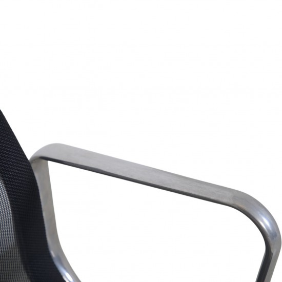 Charles Eames EA108 stol i sort mesh 2011