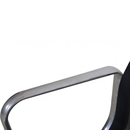 Charles Eames EA108 stol i sort mesh 2011