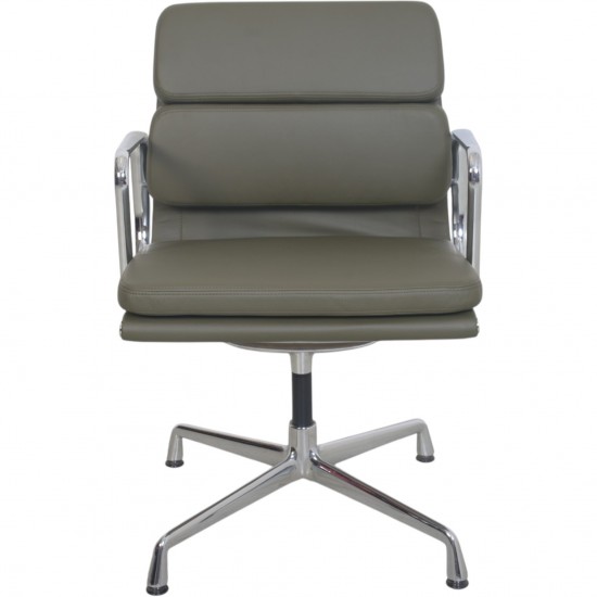 Charles Eames EA208 stol nybetrukket med grønt læder 2006