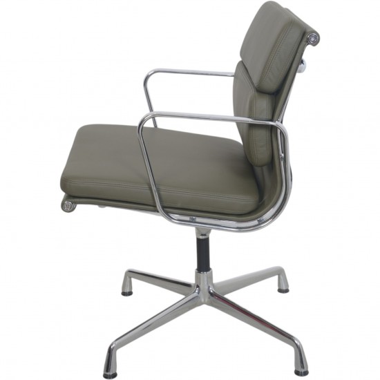 Charles Eames EA208 stol nybetrukket med grønt læder 2006