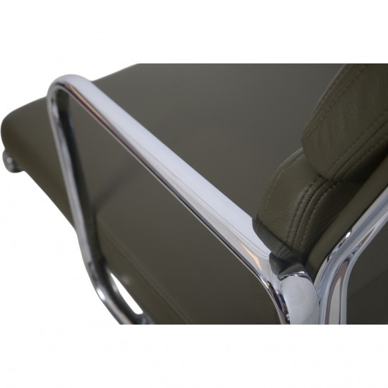 Charles Eames EA208 stol nybetrukket med grønt læder 2006