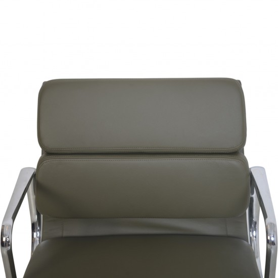 Charles Eames EA208 stol nybetrukket med grønt læder 2006