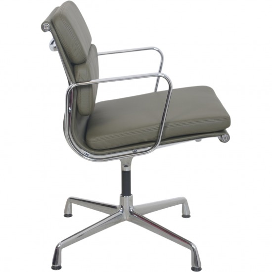 Charles Eames EA208 stol nybetrukket med grønt læder 2006