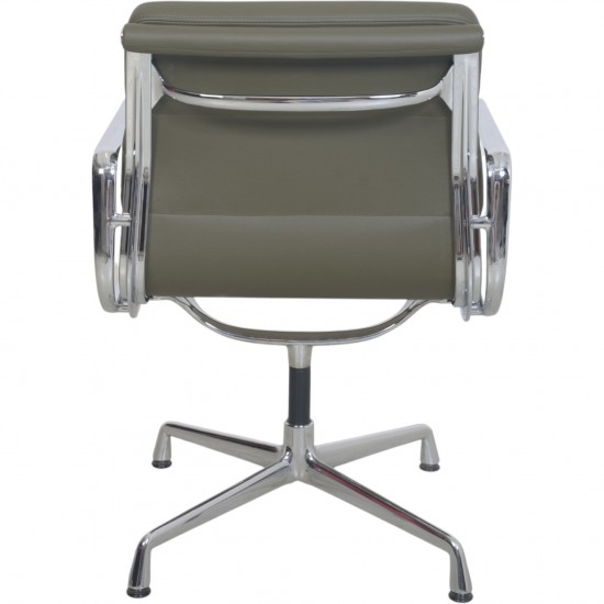 Charles Eames EA208 stol nybetrukket med grønt læder 2006