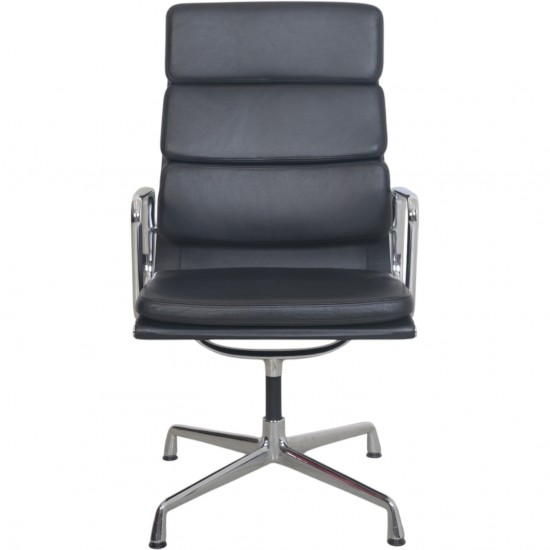 Charles Eames EA209 stol i sort læder 2006