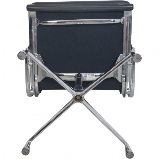 Charles Eames EA209 stol i sort læder 2006