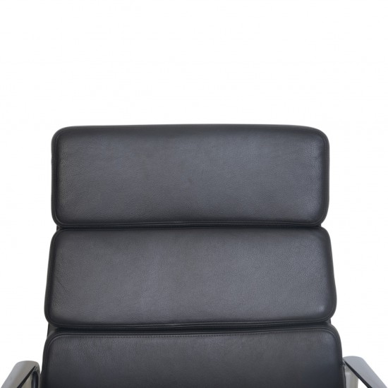 Charles Eames EA209 stol i sort læder 2006