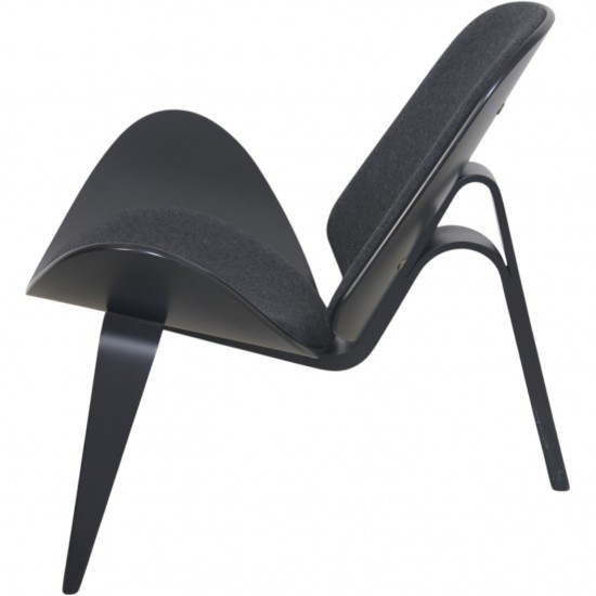 Hans Wegner CH07 Shell stol i gråt stof 2010'erne