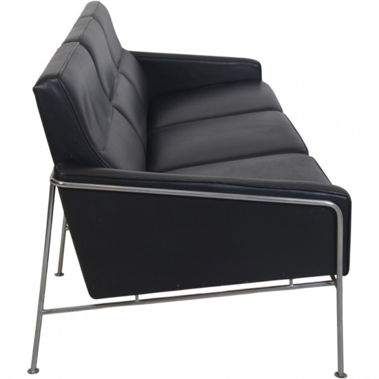 Arne Jacobsen 3303 3.personers lufthavnssofa i sort læder 1987