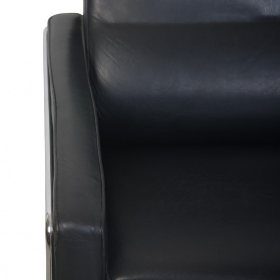 Arne Jacobsen 3303 3.personers lufthavnssofa i sort læder 1987