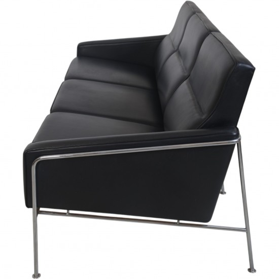 Arne Jacobsen 3303 3.personers lufthavnssofa i sort læder 1987