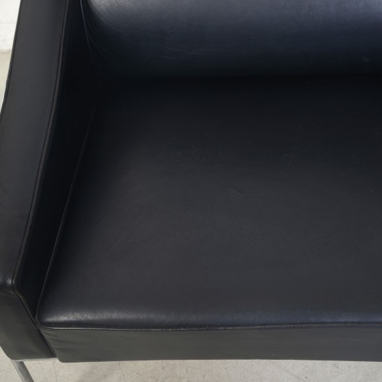 Arne Jacobsen 3303 3.personers lufthavnssofa i sort læder 1987
