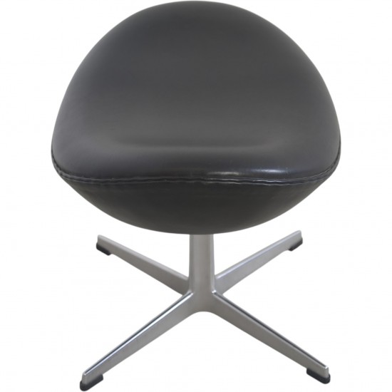 Arne Jacobsen Ægget skammel i sort elegance læder 2017