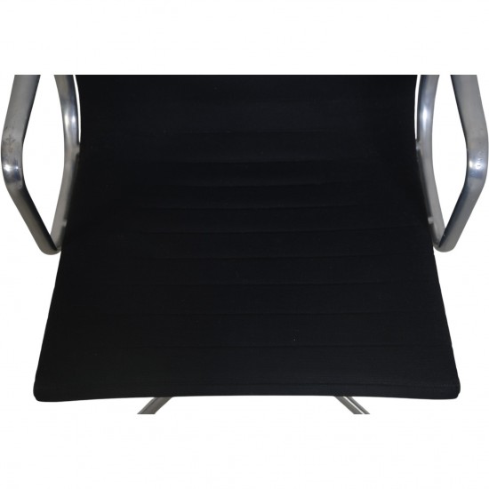 Charles Eames Aluminium EA108 stol i sort hopsak stof 1980'erne