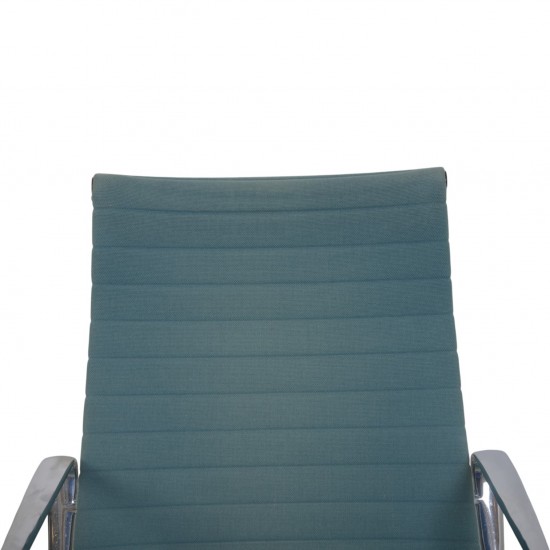 Charles Eames EA116 loungestol i blåt hopsack stof 1980'erne
