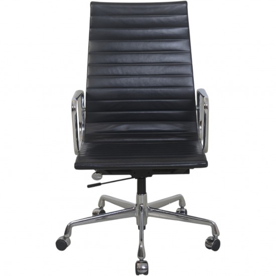 Charles Eames EA119 kontorstol i sort læder