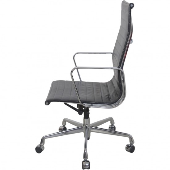 Charles Eames EA119 kontorstol i sort læder
