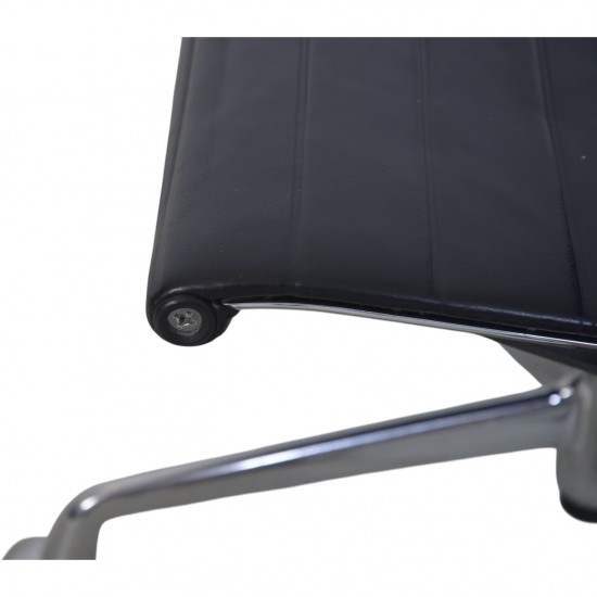 Charles Eames EA119 kontorstol i sort læder