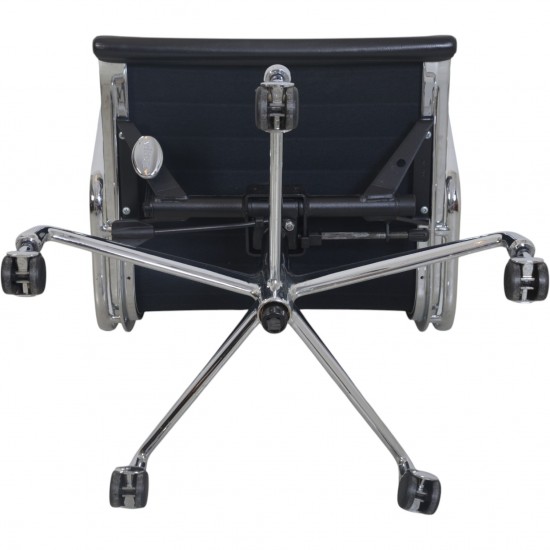 Charles Eames EA119 kontorstol i sort læder