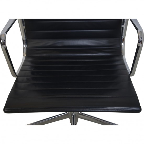 Charles Eames EA119 kontorstol i sort læder