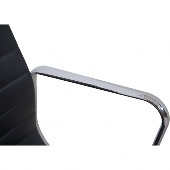 Charles Eames EA119 kontorstol i sort læder
