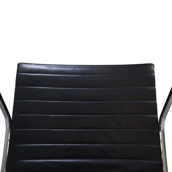 Charles Eames EA119 kontorstol i sort læder