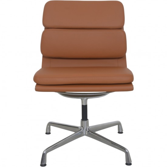 Charles Eames EA205 stol nybetrukket med cognac bizon læder