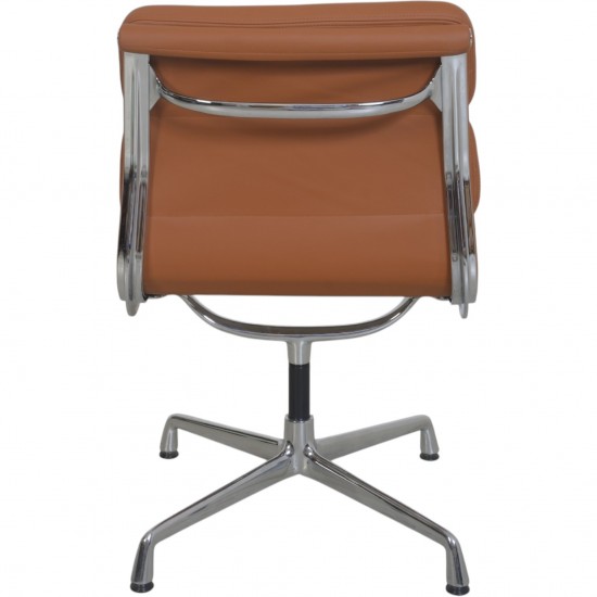 Charles Eames EA205 stol nybetrukket med cognac bizon læder