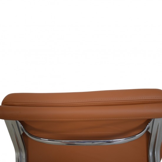 Charles Eames EA205 stol nybetrukket med cognac bizon læder