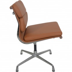 Charles Eames EA205 stol nybetrukket med cognac bizon læder