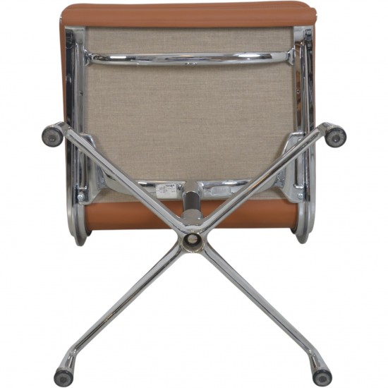 Charles Eames EA205 stol nybetrukket med cognac bizon læder