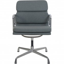 Charles Eames EA208 stol nybetrukket med gråt stof