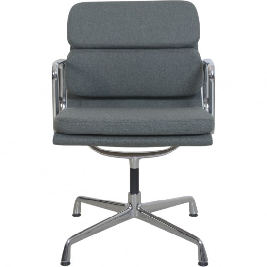 Charles Eames EA208 stol nybetrukket med gråt stof