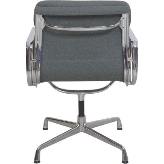 Charles Eames EA208 stol nybetrukket med gråt stof