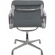 Charles Eames EA208 stol nybetrukket med gråt stof