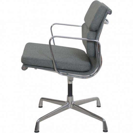 Charles Eames EA208 stol nybetrukket med gråt stof